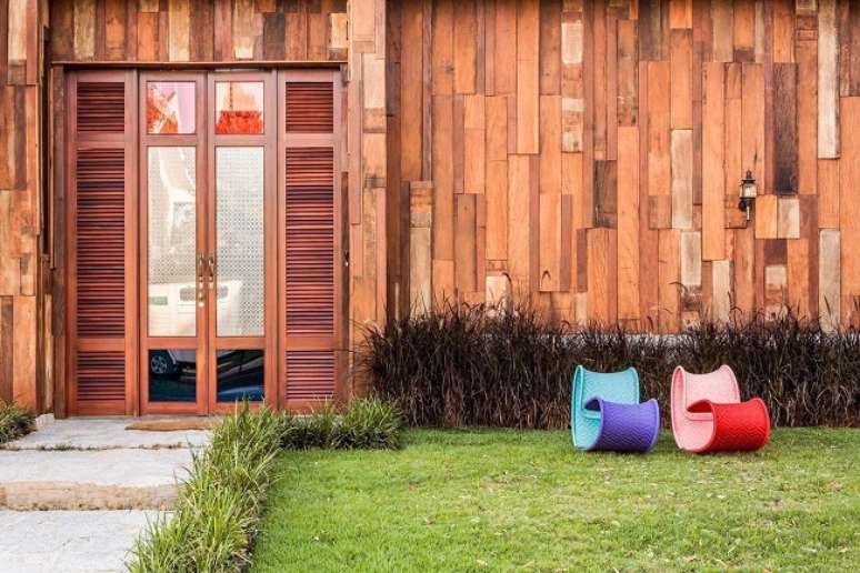 11. A grama verde se conecta com revestimento externo em madeira. Projeto de Ant&ocirc;nio Ferreira Junior e M&aacute;rio Celso Bernardes