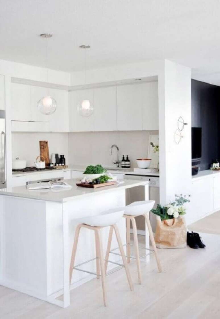 40. Decoração minimalista com banqueta branca para cozinha pequena – Foto: Apartment Therapy