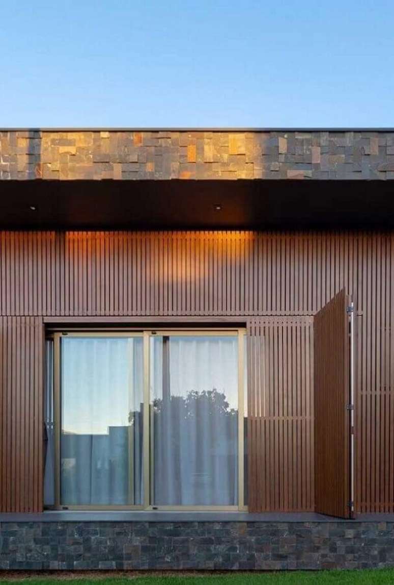 21. Alguns projetos de casas com revestimento externo em pedra ferro mesclam com outros tipos de madeira. Fonte: Pinterest
