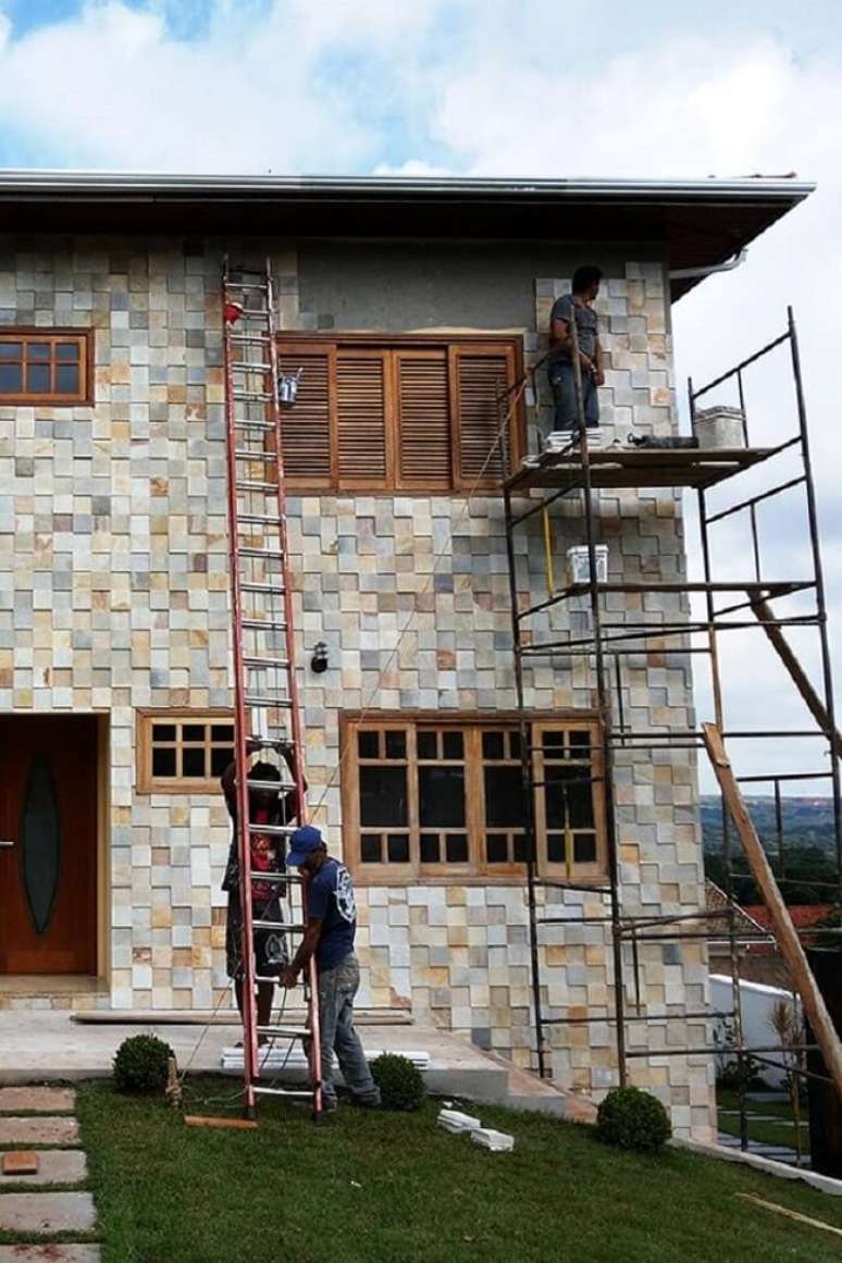 77. Revestimento externo de parede feito com acabamento de pedra S&atilde;o Tom&eacute;. Fonte: Pinterest