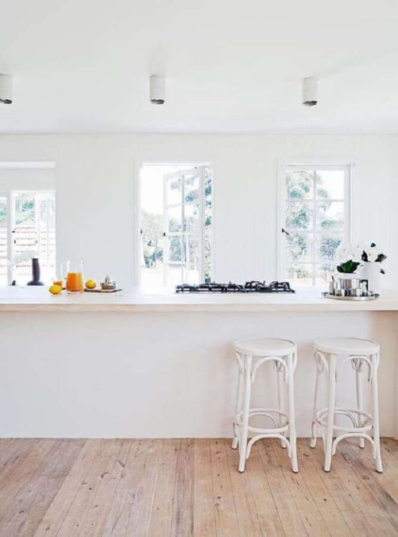 51. Decoração minimalista com banqueta branca para cozinha – Foto: Pinterest