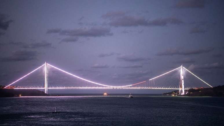 Ponte Sultão Yavuz Selim, a terceira sobre o Bósforo, foi inaugurada em agosto de 2016