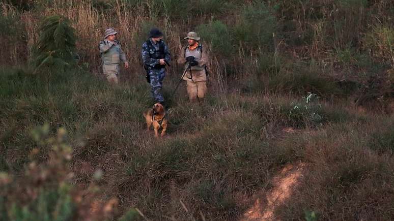 Policiais durante busca a Lázaro em mata em Goiás