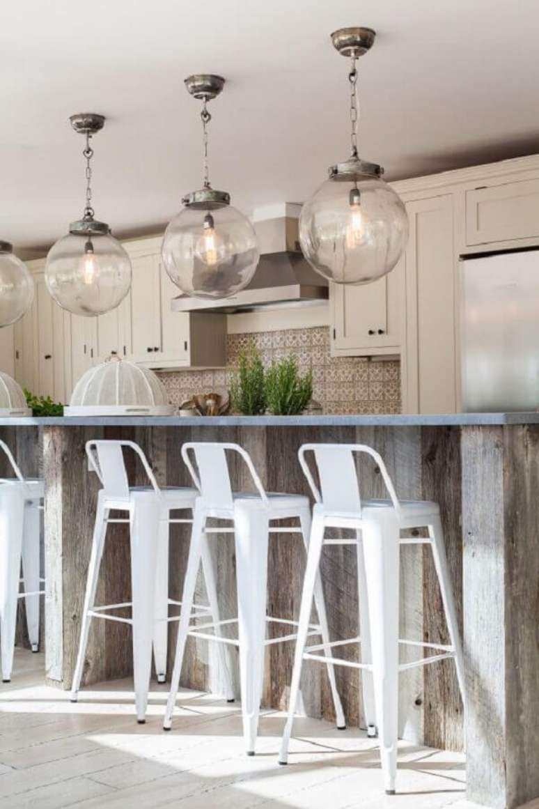 57. Luminária de vidro e banqueta branca para decoração de cozinha clássica – Foto: Home Fashion Trend