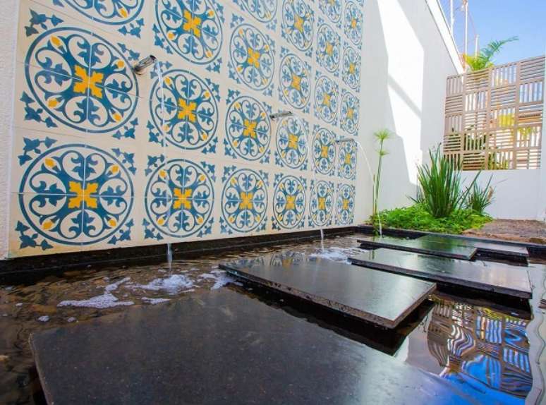 4. Revestimento externo em cer&acirc;mica feito com ladrilho hidr&aacute;ulico. Projeto de Paula Russo