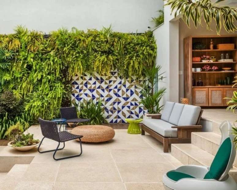 50. O revestimento de parede externa em cer&acirc;mica (azulejos) se misturam com o jardim vertical. Projeto de Ex Arquitetura