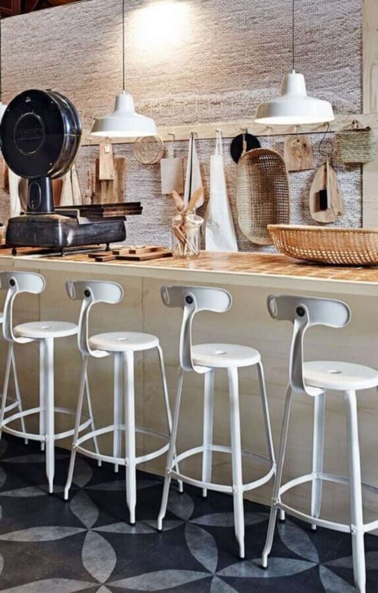 37. Cozinha estilo industrial decorada com banqueta alta branca – Foto: Futurist Architecture
