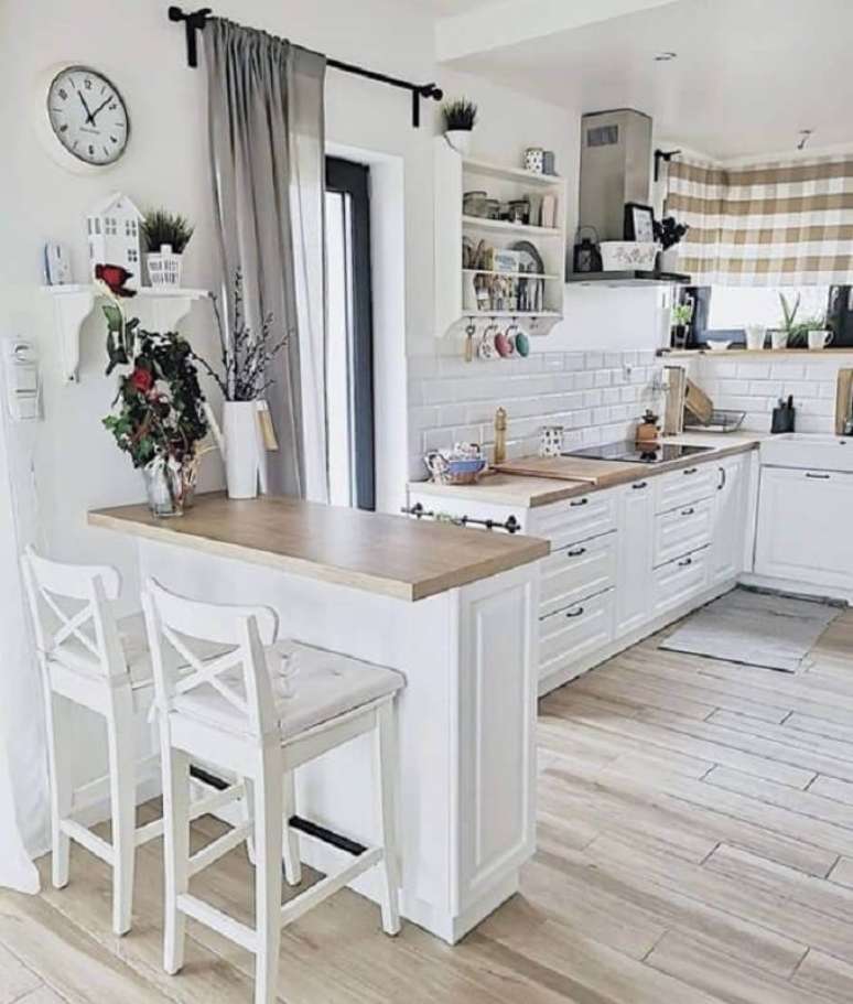 8. Invista na banqueta branca com encosto para maior conforto na sua cozinha – Foto: DesignWiki