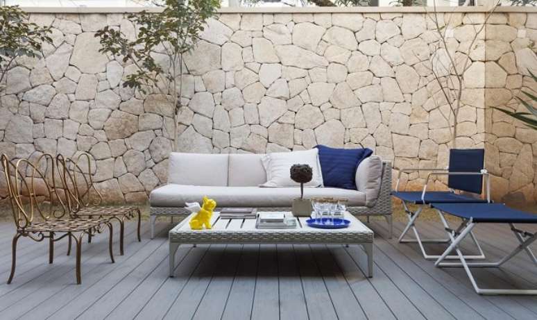 90. Terra&ccedil;o clean com revestimento externo em pedras brancas. Projeto de Oleg&aacute;rio de S&aacute; & Gilberto Cioni