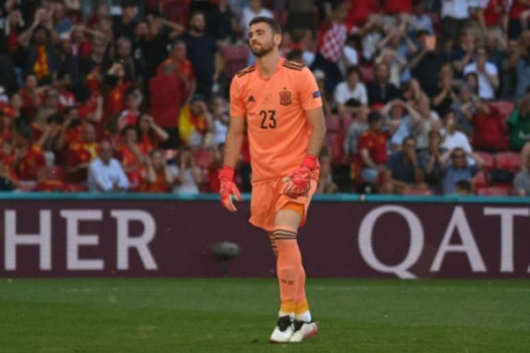 Unai Simón ficou desolado após o gol contra (Foto: JONATHAN NACKSTRAND / POOL / AFP)