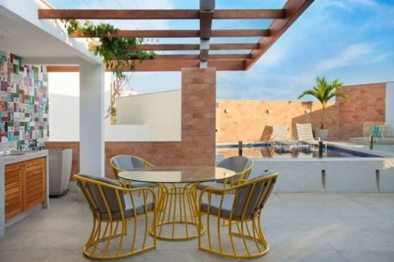 58. O revestimento para varanda externa colorida traz alegria para a bancada do ambiente. Projeto de Tomaz Teixeira