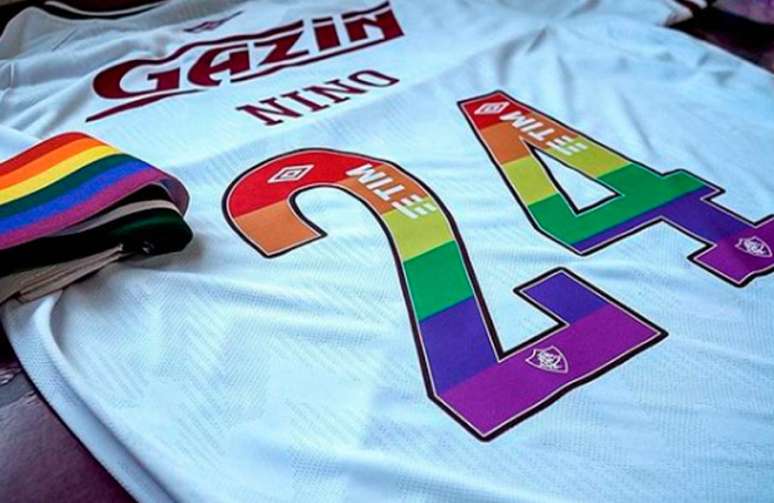 Nino utilizou a camisa 24 e a faixa de capitão com as cores do arco-íris (Foto: Divulgação/Fluminense FC)