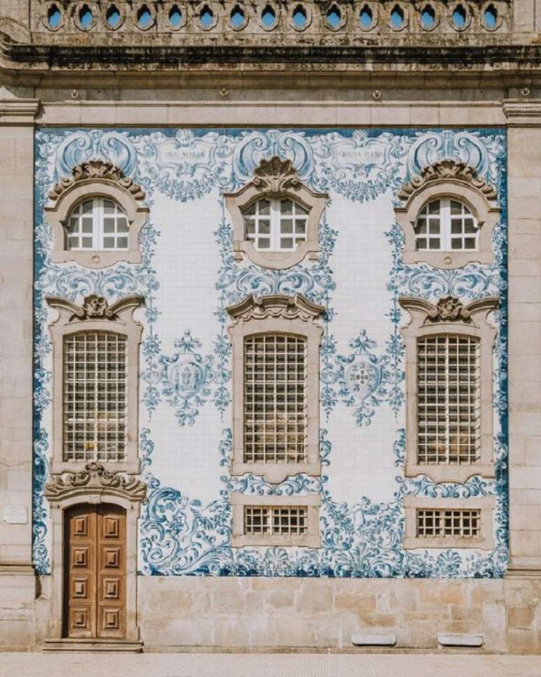 71. Revestimento de parede externa em cer&acirc;mica feito com azulejos portugueses. Fonte: Pinterest