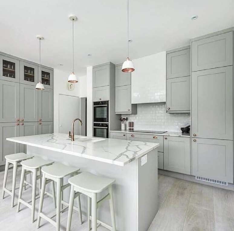 9. Banqueta branca sem encosto em bancada de mármore para decoração de cozinha planejada cinza – Foto: Pinterest
