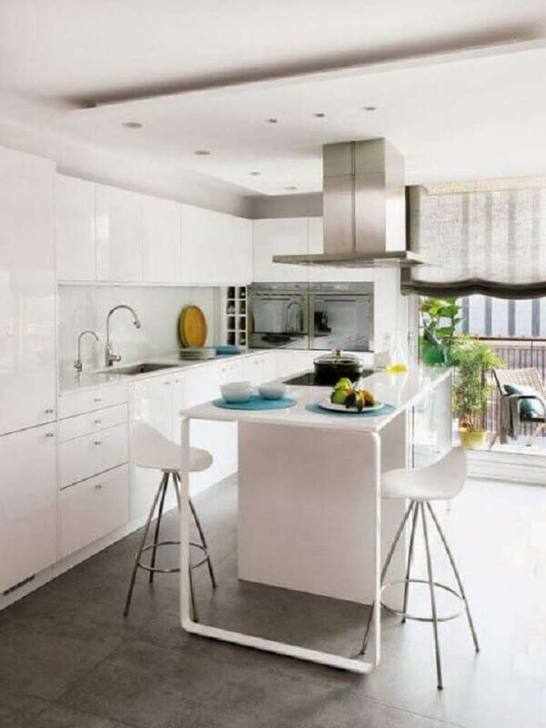 59. Decoração clean para cozinha moderna com banqueta alta branca – Foto: Daily Life