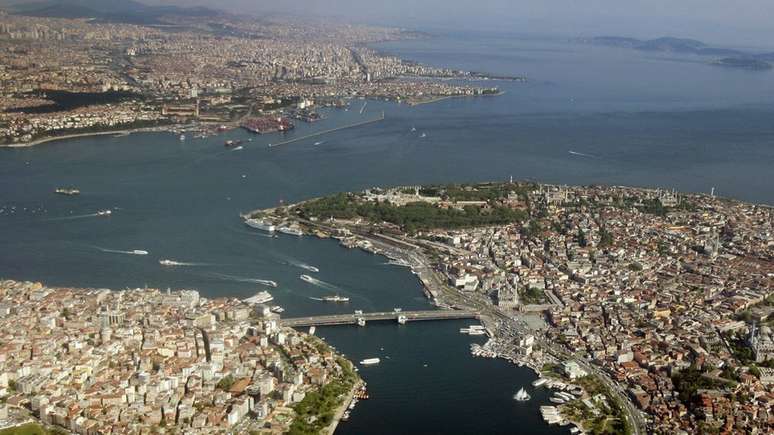 A cidade de Istambul se estende em ambos os lados do Bósforo