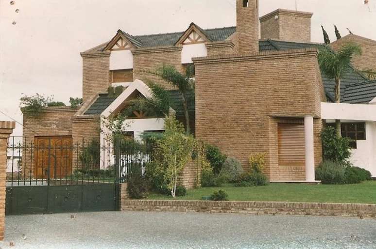 67. Port&atilde;o met&aacute;lico e revestimento externo em tijolinho. Fonte: Revista Viva Decora