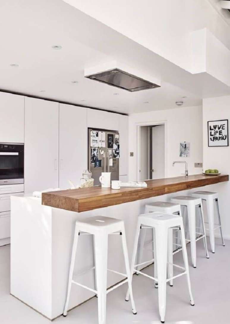 2. Banqueta branca para decoração de cozinha planejada com bancada de madeira – Foto: Futurist Architecture
