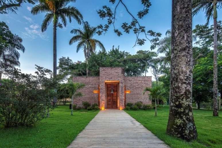 76. Revestimento externo com pedras naturais. Projeto de Gislene Lopes