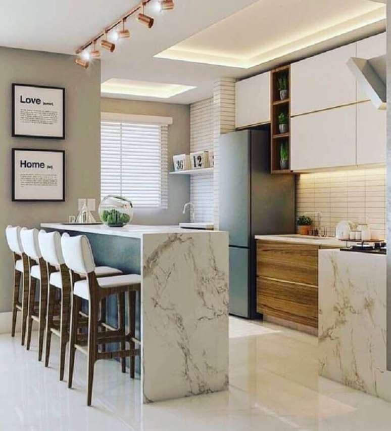 28. Cozinha americana decorada com banqueta branca estofada para bancada de mármore – Foto: Arkpad