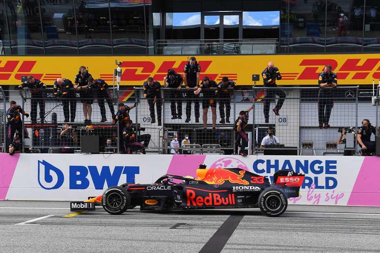 Max Verstappen emendou a terceira vit&oacute;ria nas &uacute;ltimas quatro corridas na F1 