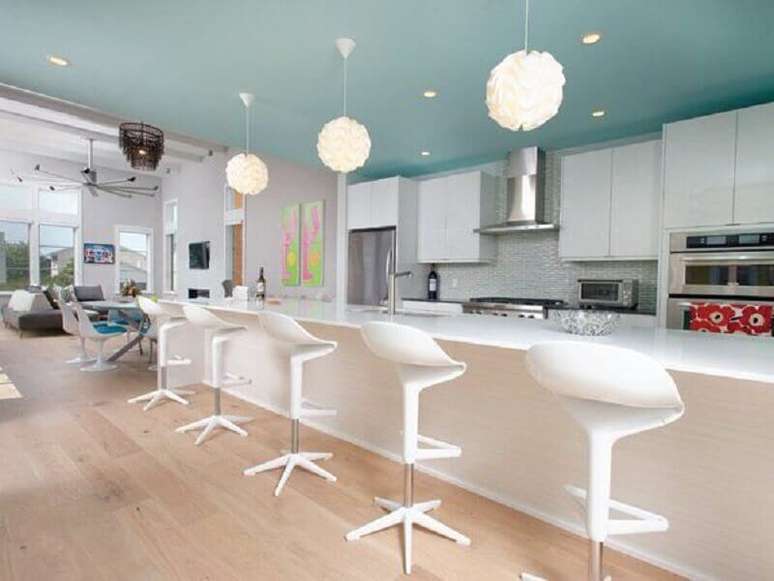 16. Banqueta branca moderna para decoração de cozinha grande planejada – Foto: Pinterest