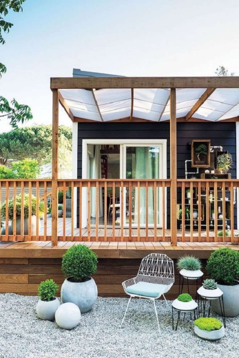 60. O toque da madeira traz um toque de aconchego para o im&oacute;vel. Fonte: Revista Viva Decora