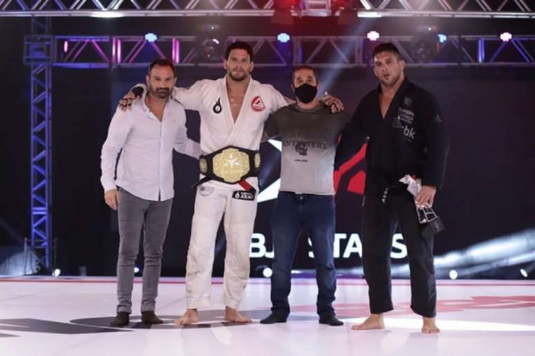 Felipe Preguiça com os organizadores Giovani Decker e Fepa Lopes após a vitória sobre Patrick Gaudio (Foto: divulgação BJJ Stars)