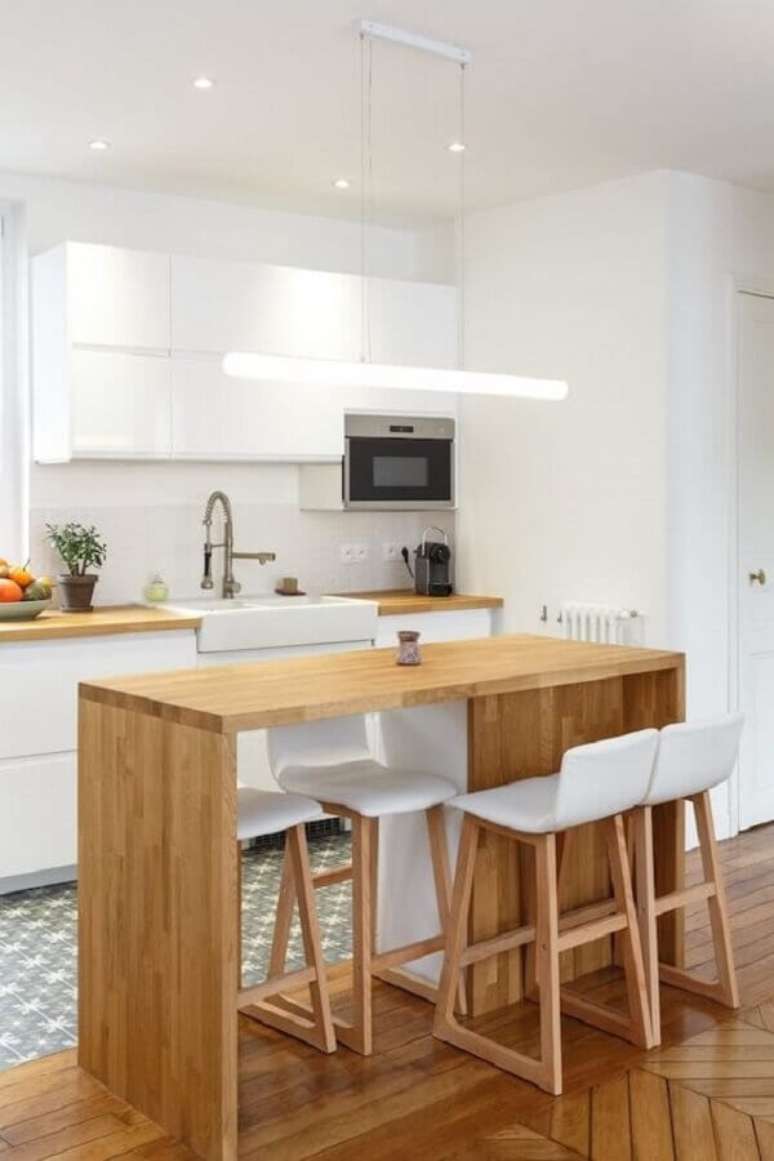 22. Banqueta branca para decoração de cozinha planejada com bancada de madeira – Foto: Clem Around The Corner