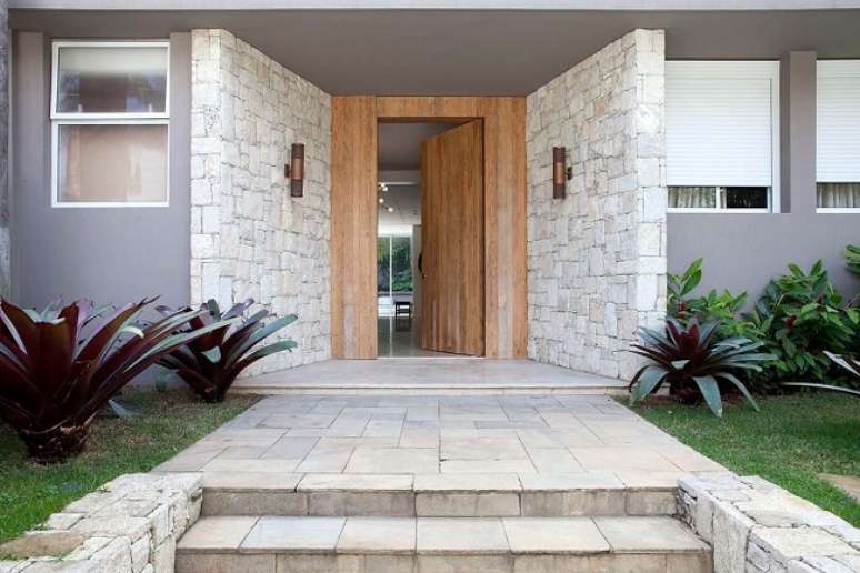 33. Entrada sofisticada com revestimento externo em pedras. Projeto de CSDA Arquitetura + Decora&ccedil;&atilde;o