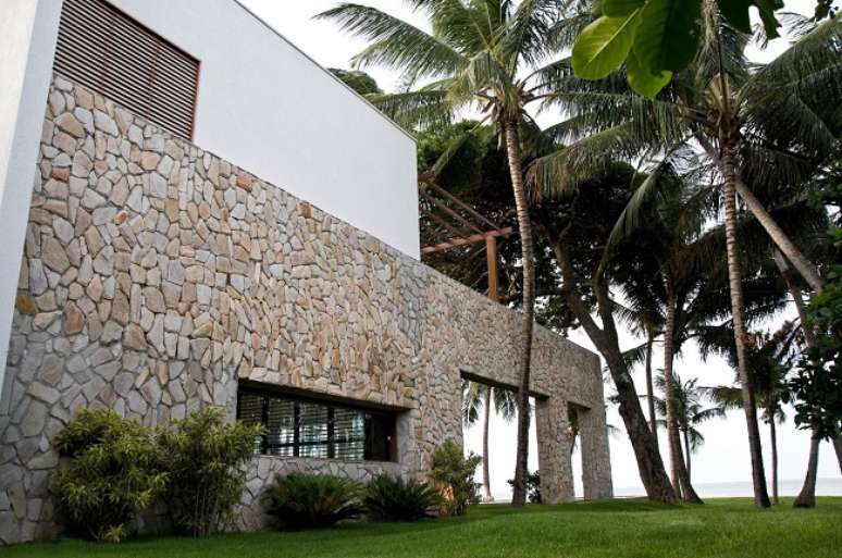 5. Casa de praia com revestimento externo feita em pedras. Projeto de Renato Teles Arquitetura