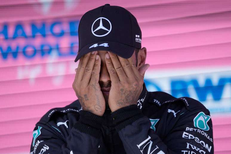 Lewis Hamilton cobrou a Mercedes por atualizações no W12 para lutar contra a Red Bull pelo título 