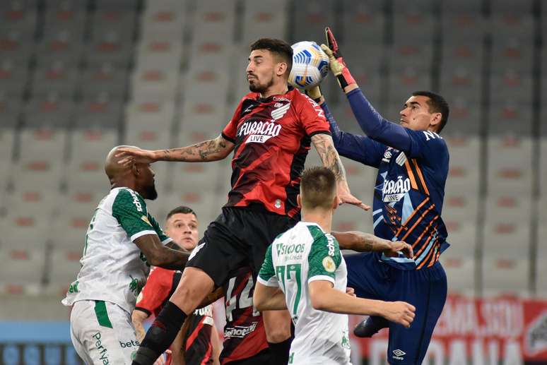 Disputa de bola durante partida entre Athletico-PR e Chapecoense