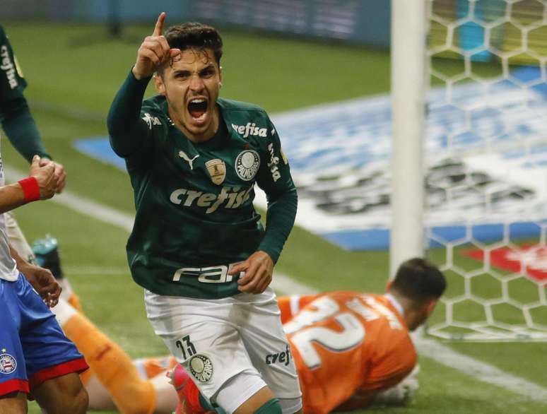 Raphael Veiga comemora seu gol, o segundo do Palmeiras, durante partida contra o Bahia 