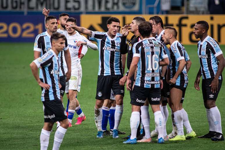 Jogadores do Grêmio discutem com o árbitro durante partida contra o Fortaleza