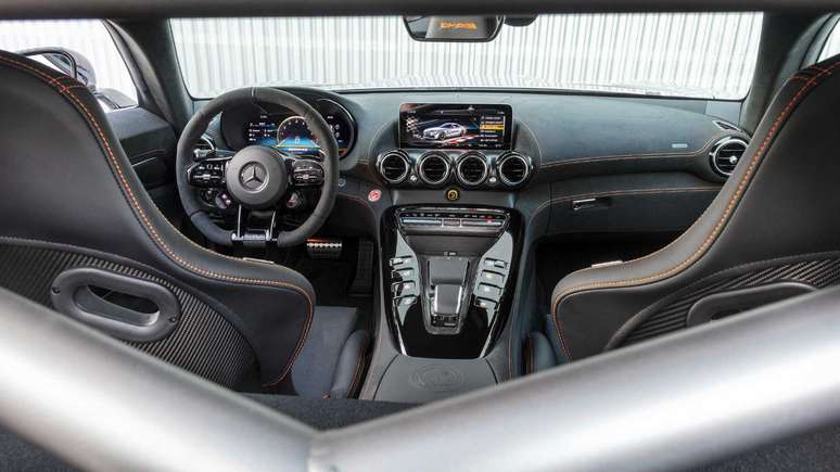 Interior do AMG GT Black Series conta com detalhes de costura na cor laranja. 