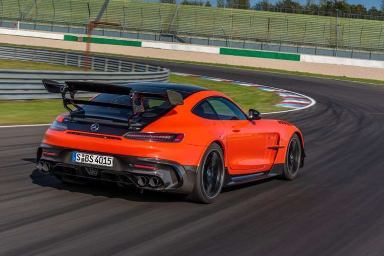 Destaque do AMG GT Black Series é o grande aerofólio traseiro ajustável.