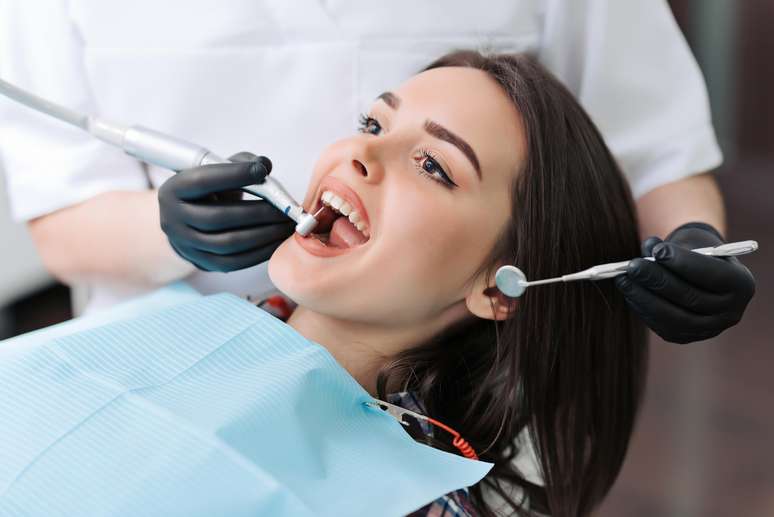 Após realizar o processo de restauração do dente é necessário seguir todas as orientações passadas pelo cirurgião-dentista