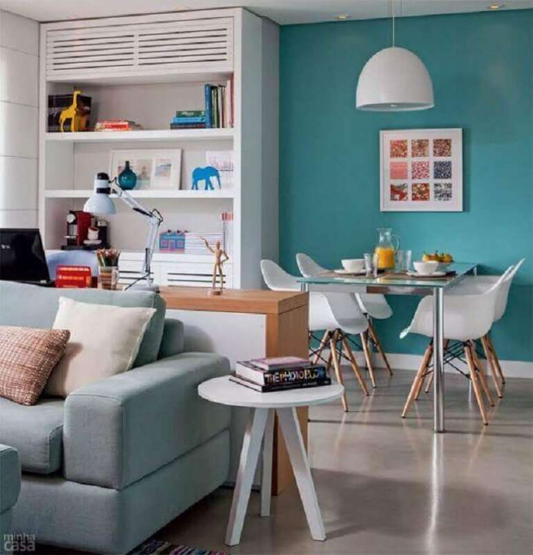 24. Decoração de salas integradas de apartamento azul e branco com mesa de vidro – Foto: Minha Casa