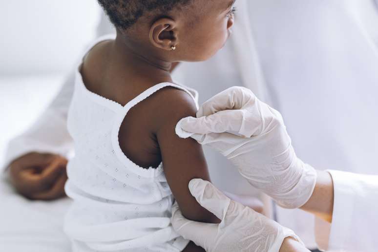 Criança-esperando-para-tomar-vacina