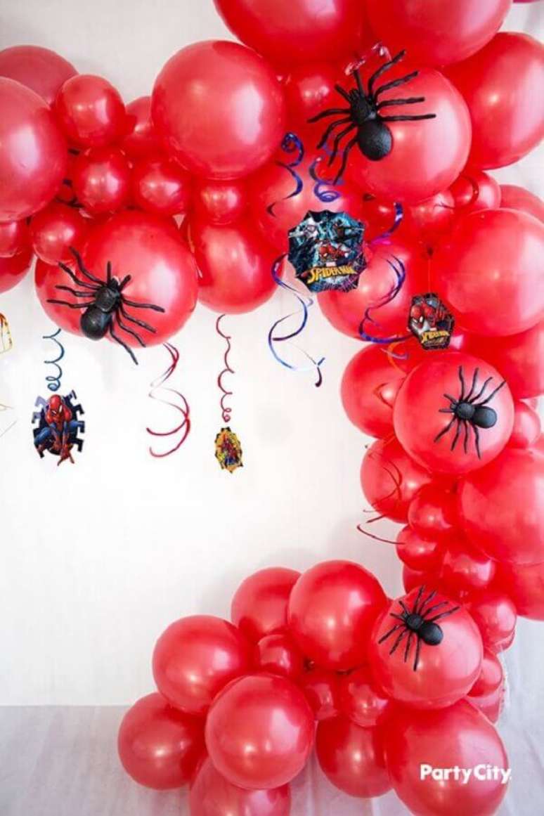 4.Utilize arranjos com bexigas para a decoração festa do Homem Aranha simples – Foto: PartyCity