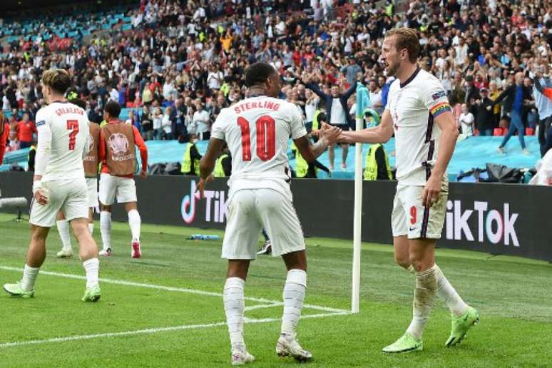 Kane, autor do segundo gol da Inglaterra, celebra com Sterling no estádio de Wembley
(Foto: ANDY RAIN / POOL / AFP)