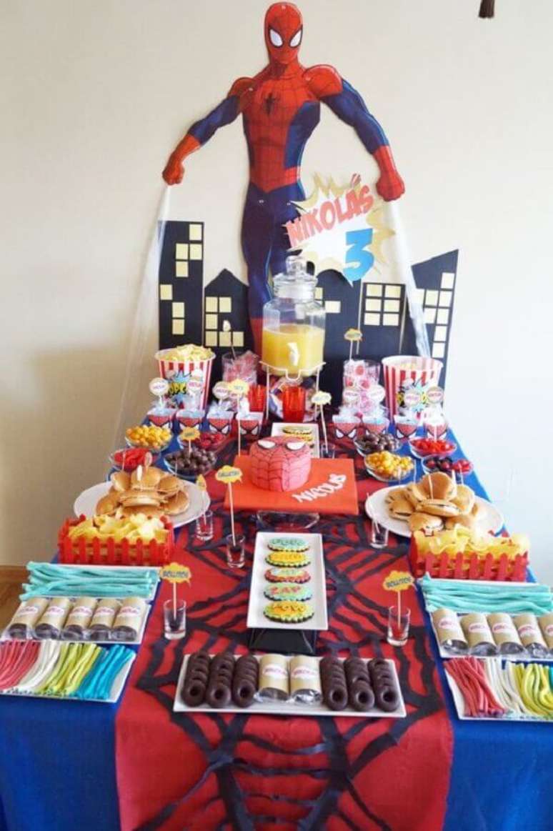54. Mesa de doces decorada para festa do Homem Aranha – Foto: Pinosy