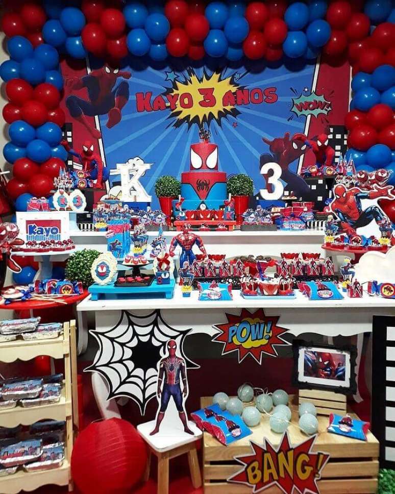1. Invista em vários detalhes que podem deixar a decoração de festa do Homem Aranha mais divertida – Foto: Macherry Mimos
