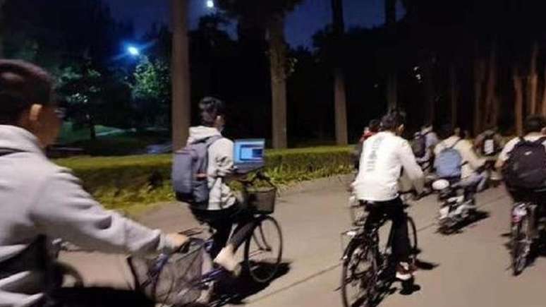 Em uma das fotos, estudante da Universidade de Tsinghua usava seu laptop enquanto andava de bicicleta