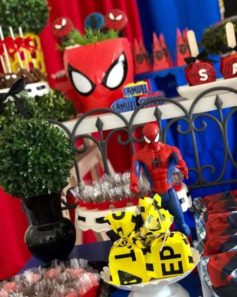 13. Invista nos bonequinhos dos personagens para a decoração de festa de aniversário do Homem Aranha – Foto: Partyland