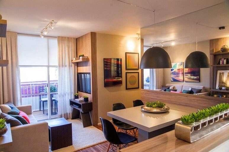 50. Sala de jantar apartamento pequeno decorada com parede espelhada – Foto: Pinterest