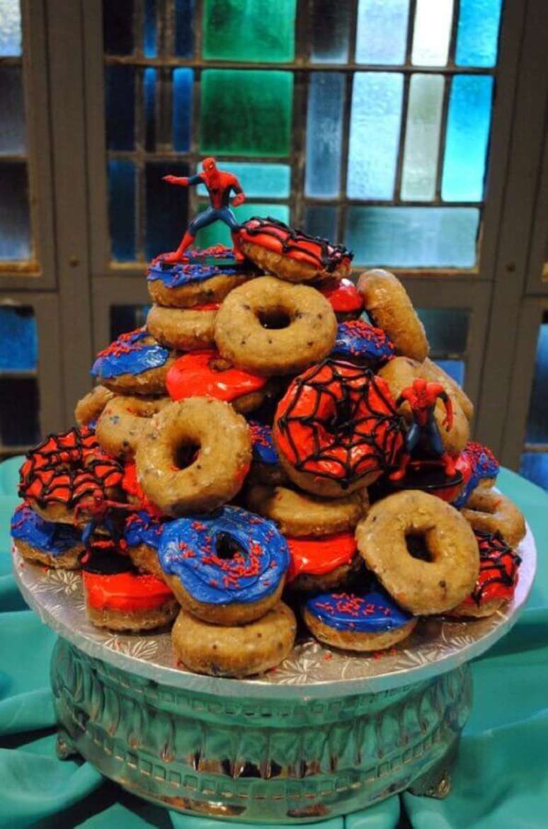 59. Que tal fazer uma pilha de donuts decorados e colocar um bonequinho do personagem em cima para a decoração de festa do Homem Aranha ? – Foto: Pinosy