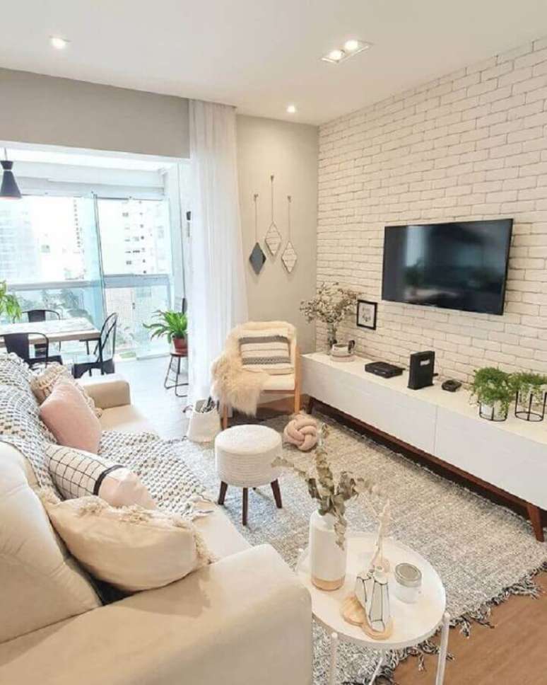 26. Decoração em cores claras para sala de estar apartamento – Foto: Pinterest