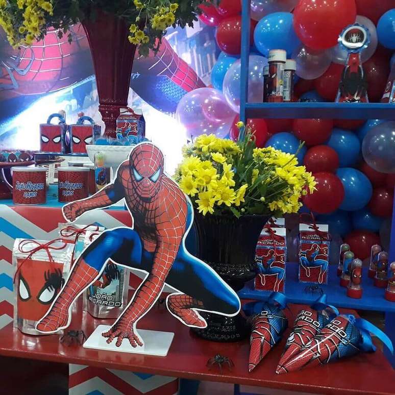 55. Mesa decorada cheia de detalhes para festa de aniversário do Homem Aranha – Foto: Gersilene Rodrigues